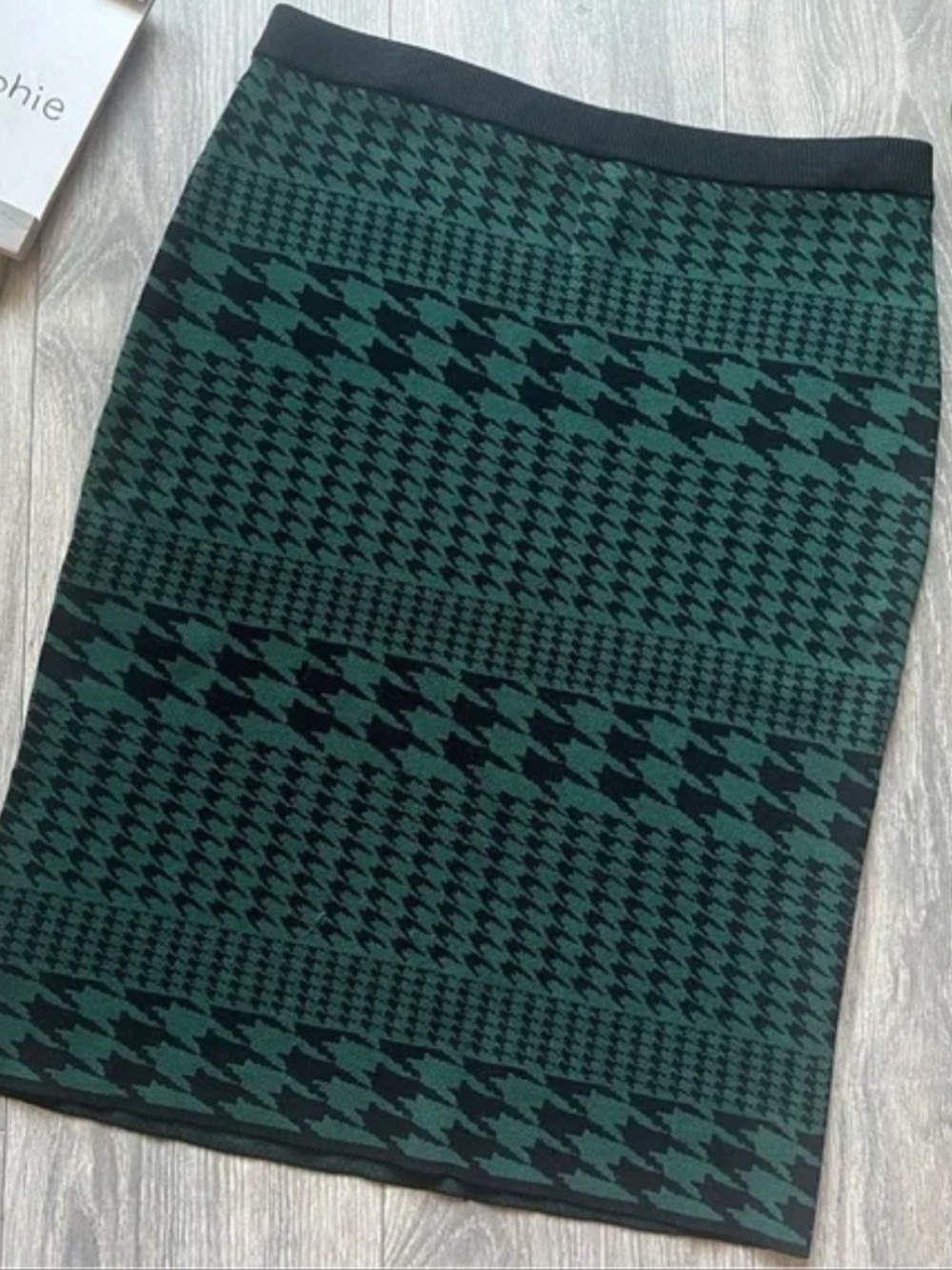 Carmen Marc valvo Luna emerald houndstooth stretch knit pencil skirt. Size xs